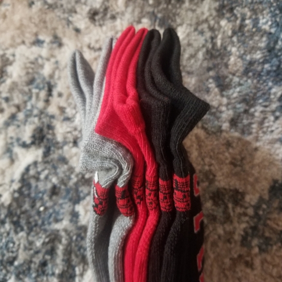 3 Pairs NBA Chicago Bulls No Show Socks Men's Shoe Size 6-12 Red Black Gray NWT - Picture 7 of 8